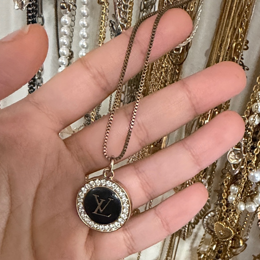 Elegant Black and Gold Pendant Necklace